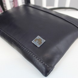 Crossbody taška Tia Maxi – tmavě modrá jednobarevná spodní roh